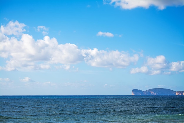 Capo Caccia bajo un cielo nublado