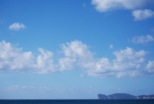 Capo caccia sob um céu nublado Filmado na Sardenha Itália