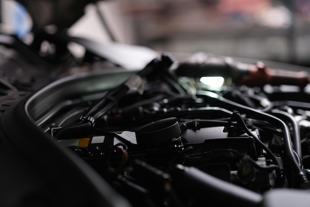 Capô do motor aberto de um automóvel fechado