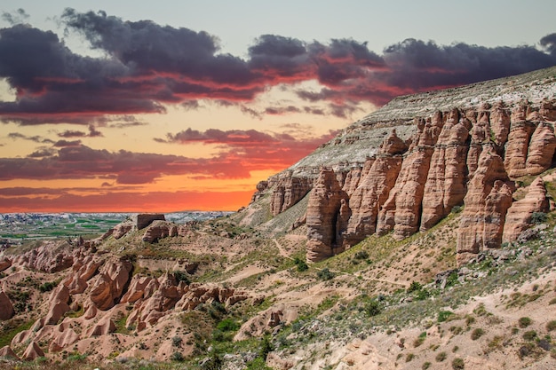 Cappadocia Turquía - pilares de piedra y casas cueva al atardecer