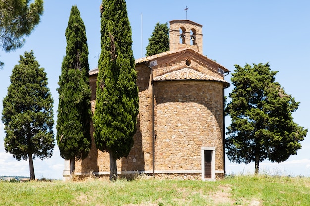 Foto cappella di vitaleta (iglesia de vitaleta), val d'orcia, italia. la imagen más clásica del país toscano.