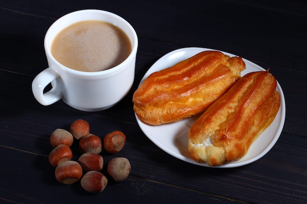 Cappuccino Choux de cerca en la oscuridad