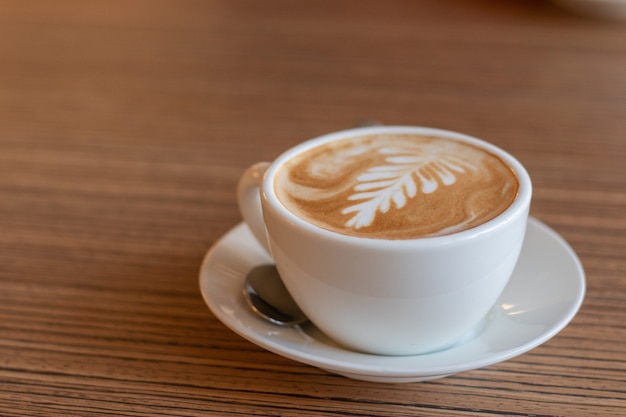 Cappuccino com café quente com leite em uma xícara branca