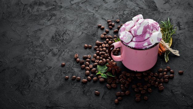 Cappuccino com leite e nozes e marshmallow em um fundo de pedra preta vista superior espaço para cópia grátis