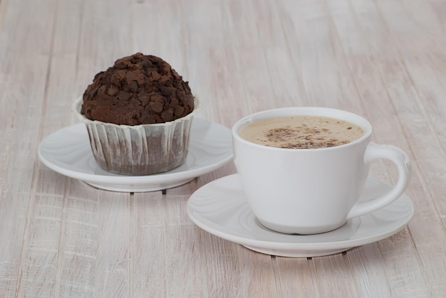 Cappuccino com muffins de chocolate