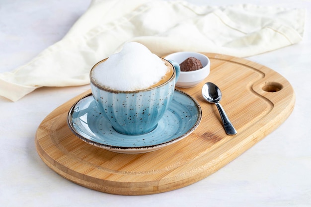 Cappuccino de espuma em um fundo branco de madeira