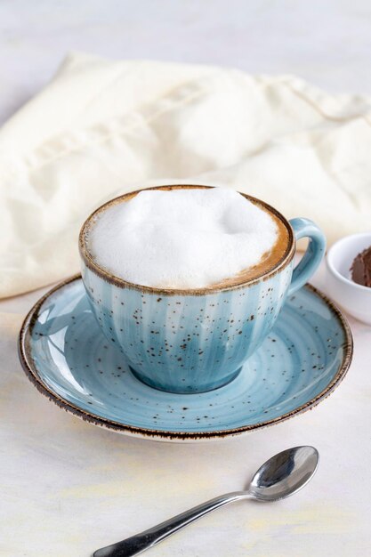 Cappuccino de espuma em um fundo branco de madeira