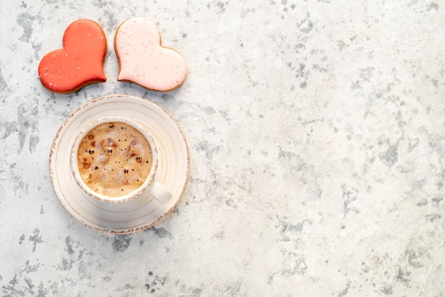 cappuccino e biscoitos em forma de coração para o dia dos namorados