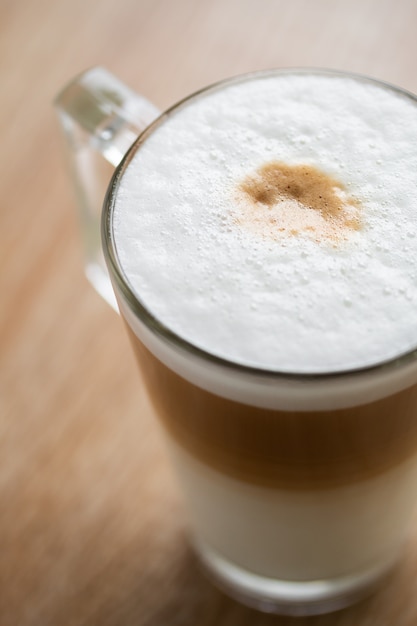 Foto cappuccino em camadas em uma caneca de vidro