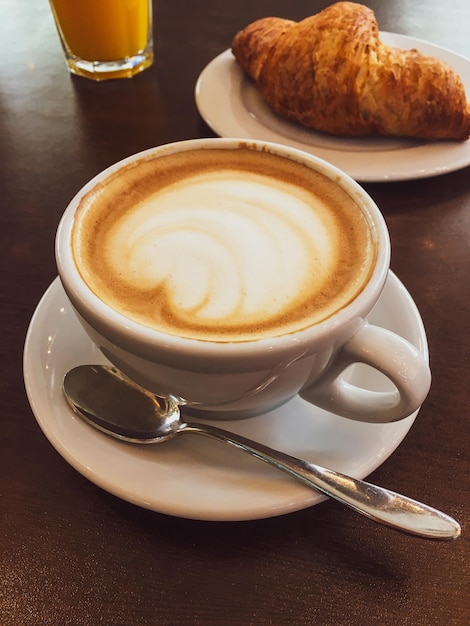Cappuccino em um restaurante em uma pausa para o café