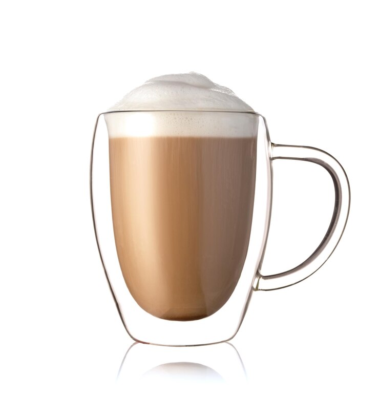 Cappuccino em vidro com paredes duplas isoladas no fundo branco