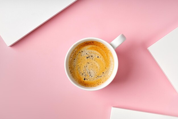 Cappuccino em xícara de café em fundo rosa Espresso ristretto bebida com espuma Espaço de cópia de vista superior