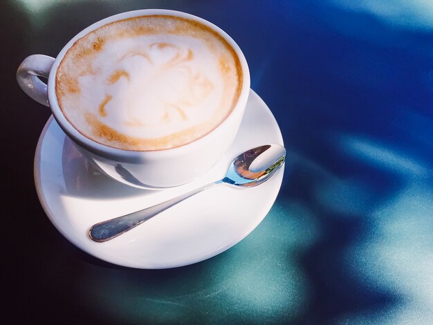 Cappuccino im Sommercafé im Freien