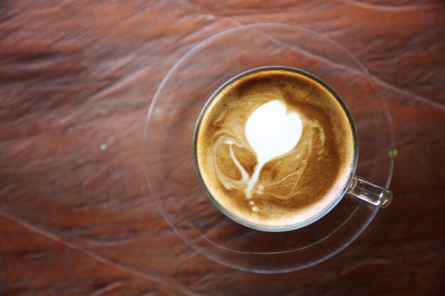 Cappuccino-Kaffee auf Holz