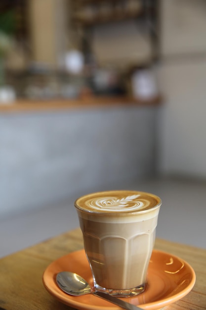 Cappuccino-Kaffee auf Holzhintergrund im Café