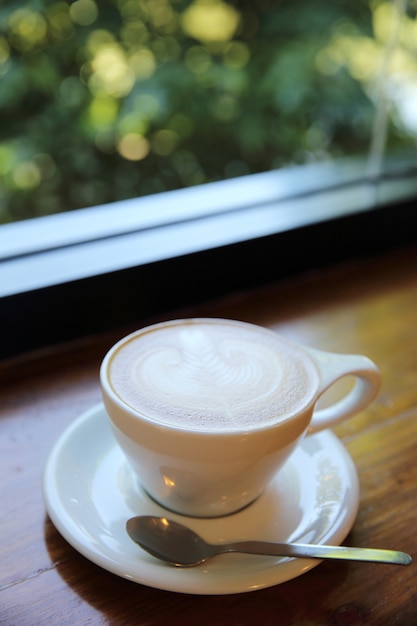 Cappuccino-Kaffee auf Holzhintergrund