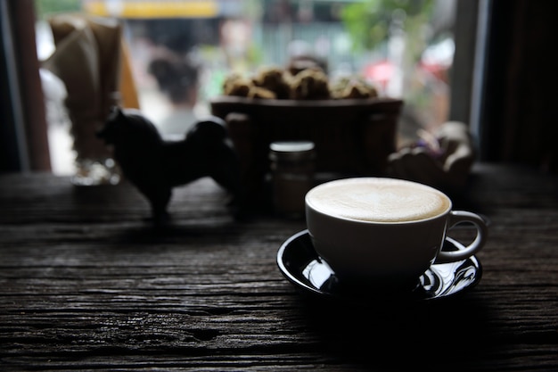 Cappuccino-Kaffee auf Holzhintergrund