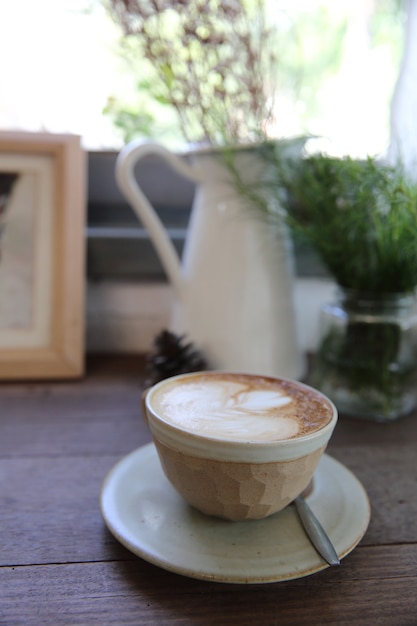 Cappuccino-Kaffee auf Holzhintergrund