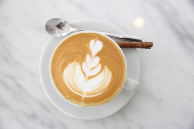 Cappuccino-Kaffee im weißen Tisch