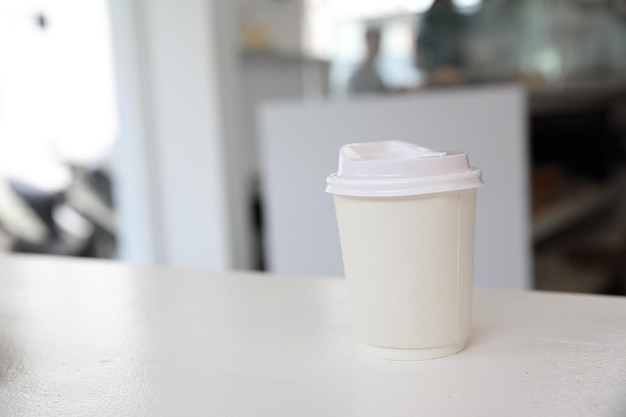 Cappuccino-Kaffee in Kaffee-Pappbecher im Weißton-Coffeeshop