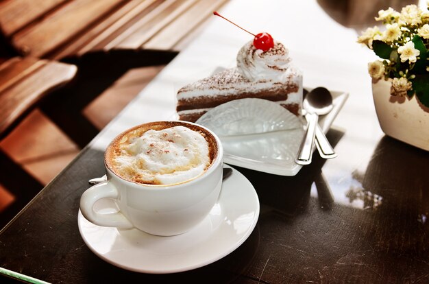 Cappuccino Kaffee und Kuchen