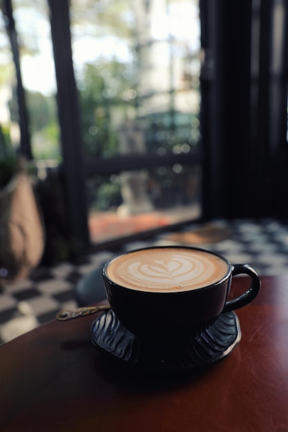 Cappuccino-Kaffeepause auf Holzhintergrund