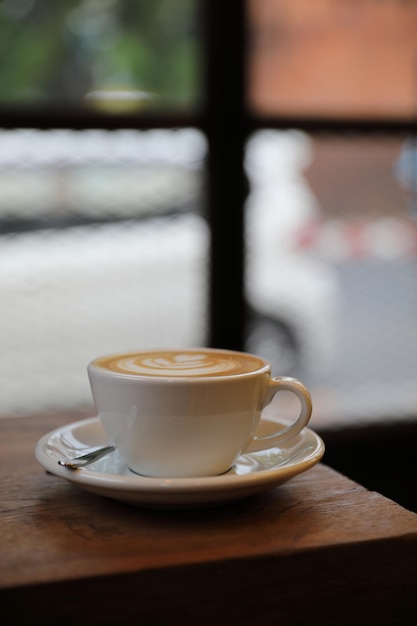 Cappuccino-Kaffeetasse auf Holzhintergrund