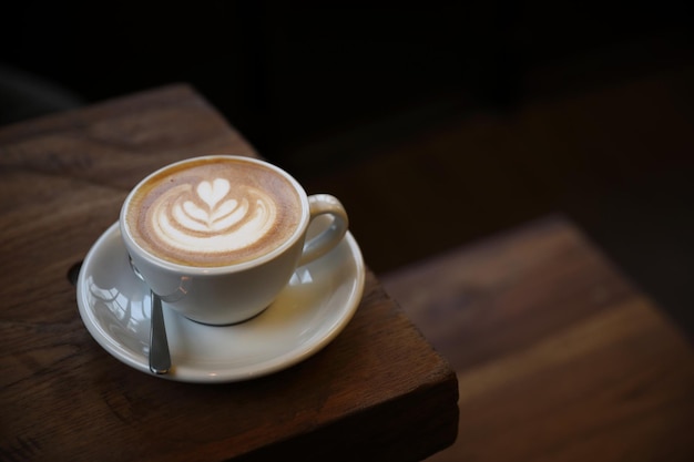 Cappuccino-Kaffeetasse auf Holzhintergrund