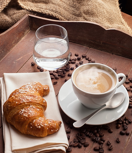 Cappuccino mit Croissant