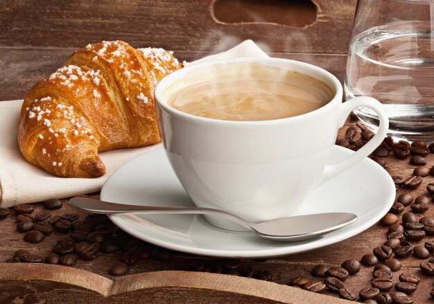 Cappuccino mit Croissant