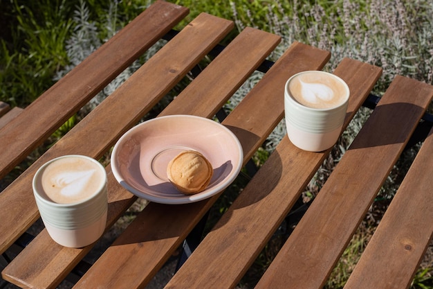 Cappuccino mit Nussdessert mit Kondensmilch