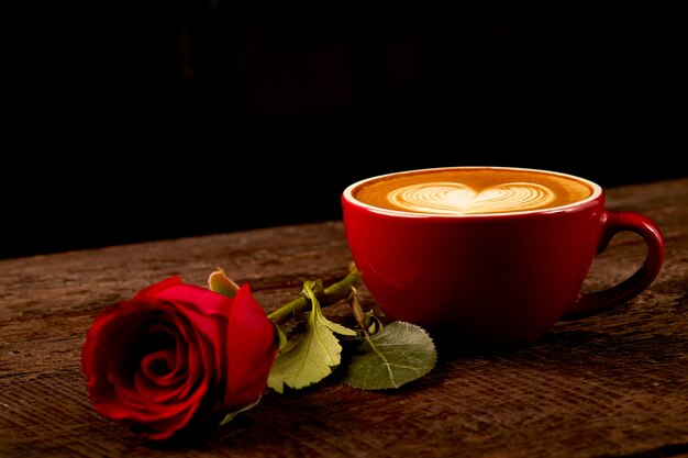 Cappuccino mit roter Rose