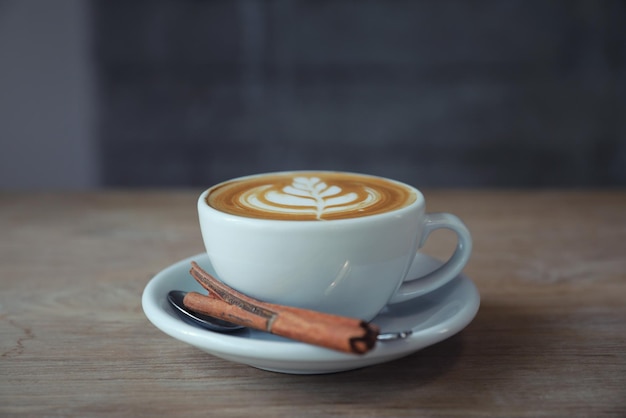 Cappuccino oder Latte Art Kaffee aus Milch auf dem Holztisch im Café