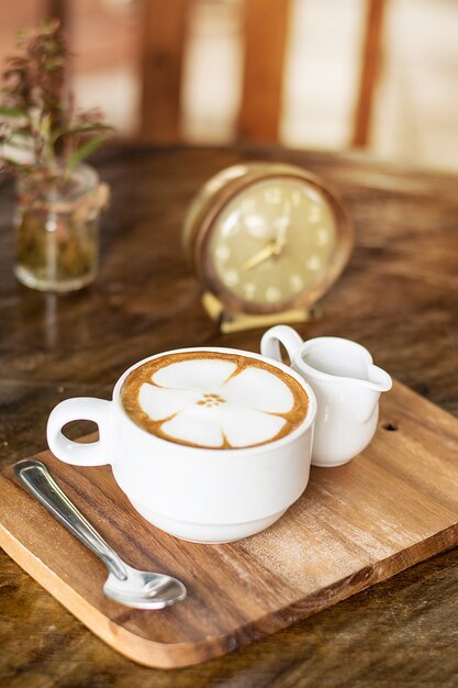 Cappuccino- oder Lattekaffee mit Blumenform, Kaffeeliebhaber, Kaffee für Hintergrund