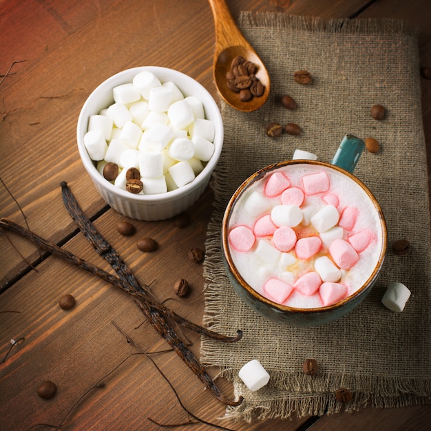 Cappuccino quente com marshmallows em um copo