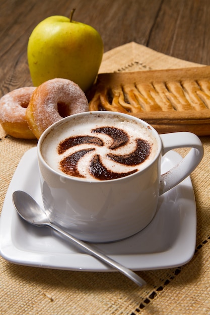 Cappuccino con rosquillas y strudel.