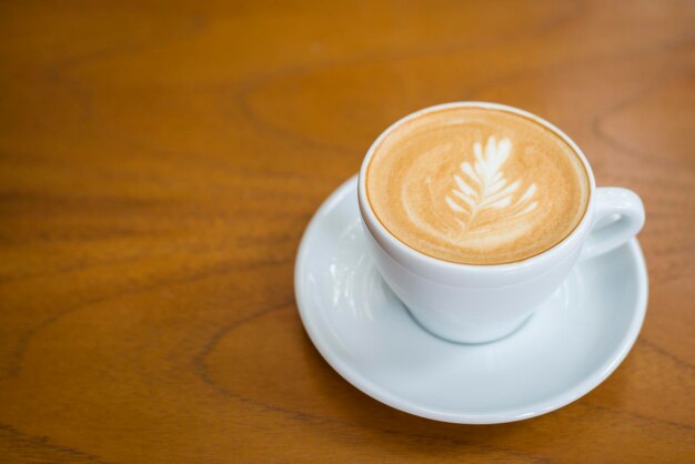 Cappuccino-Tasse auf Holzgrund