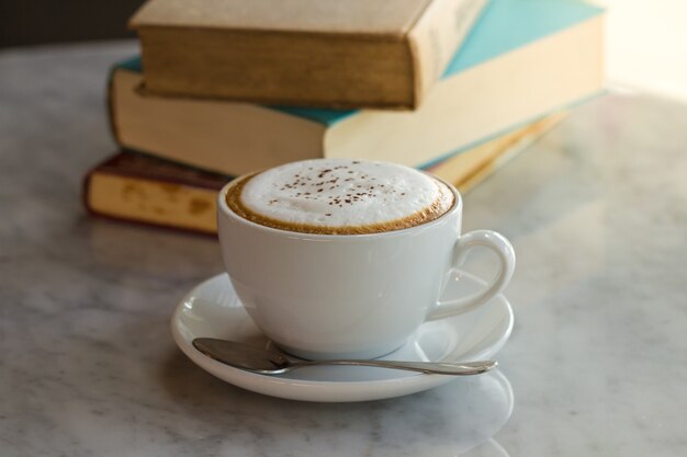 Cappuccino Tasse mit Buch