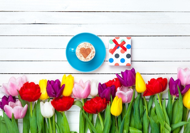 Cappuccino und Geschenkbox