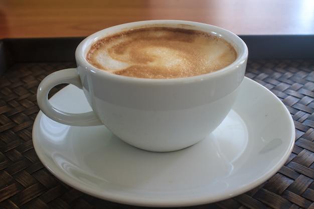 Cappuccinokaffee auf Holztisch