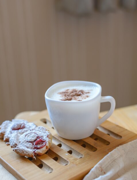 Cappuccinotasse mit Beerenkeksen