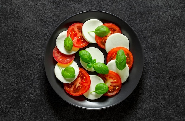 Caprese aperitivo italiano no prato no espaço de vista superior de fundo escuro para copiar texto