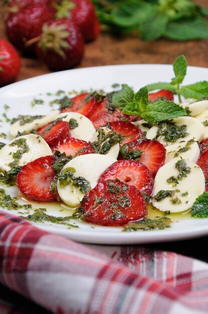 Caprese de fresa con mozzarella