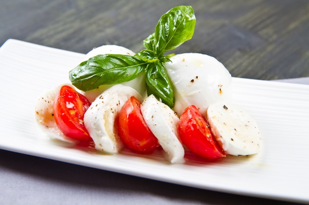 Caprese Gericht mit Mozzarella und Tomaten