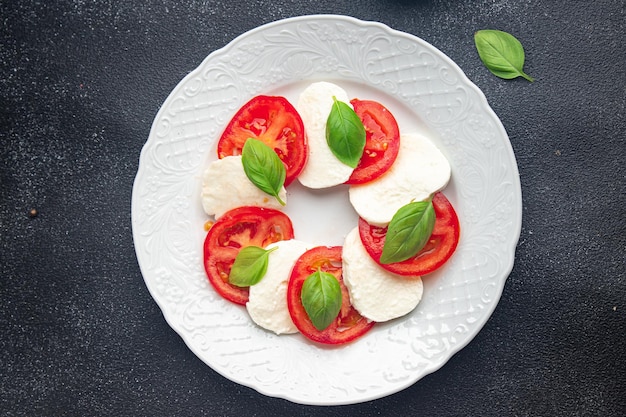 caprese mozzarella salat und basilikum tomate frisches gericht gesunde mahlzeit essen snack diät auf dem tisch