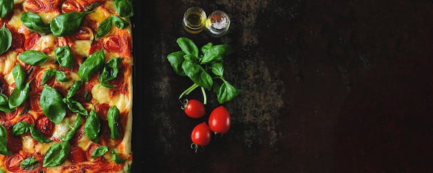 Caprese Pizza. Ketodiät auf schwarzem Hintergrund