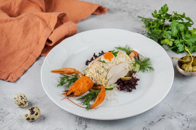 Caprese-Salat Gericht und Tomate Italienischer Caprese-Salat mit gesunder Mahlzeit