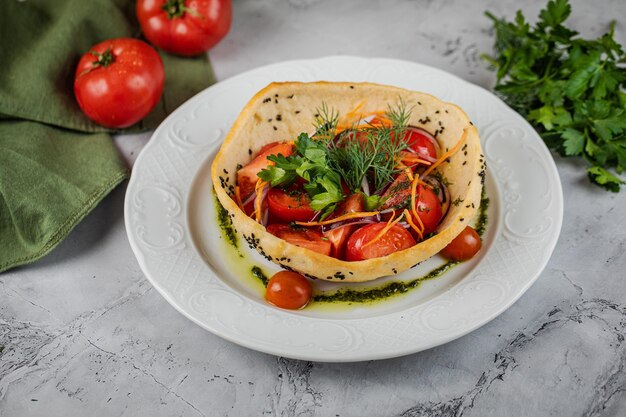 Caprese-Salat Gericht und Tomate Italienischer Caprese-Salat mit gesunder Mahlzeit