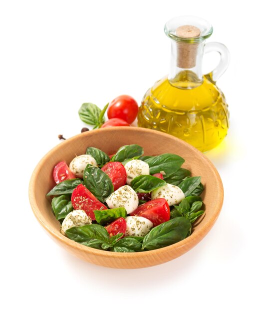 Caprese-Salat im Teller auf weißem Hintergrund