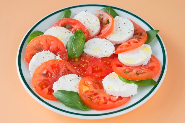 Caprese-Salat in brauner Oberfläche